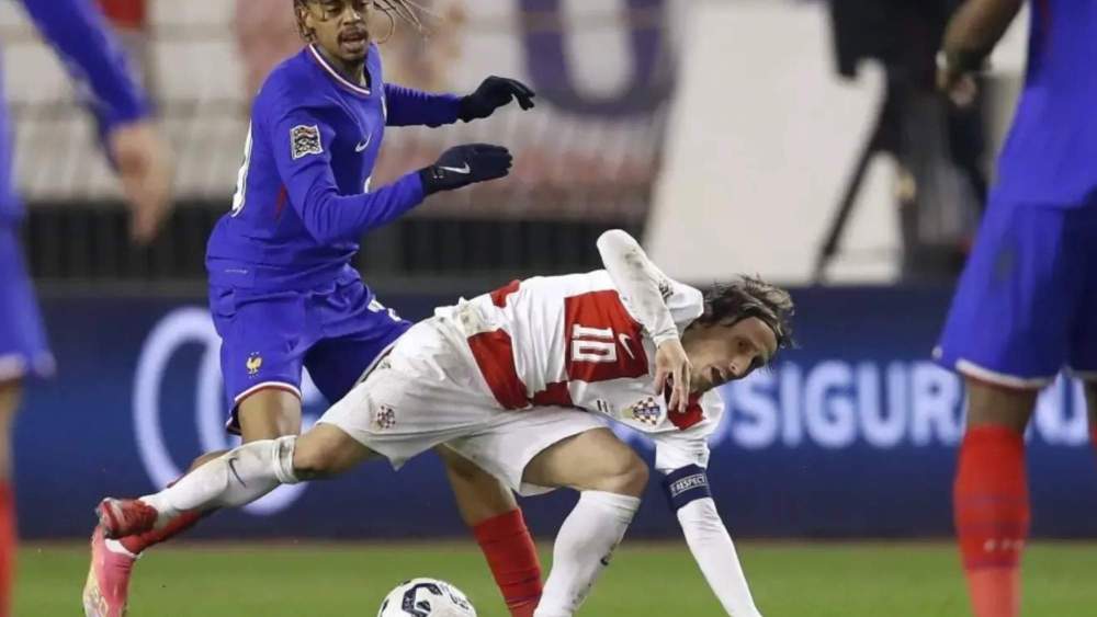 Luka Modric, en el partido del jueves contra Francia, intentando proteger un balón.