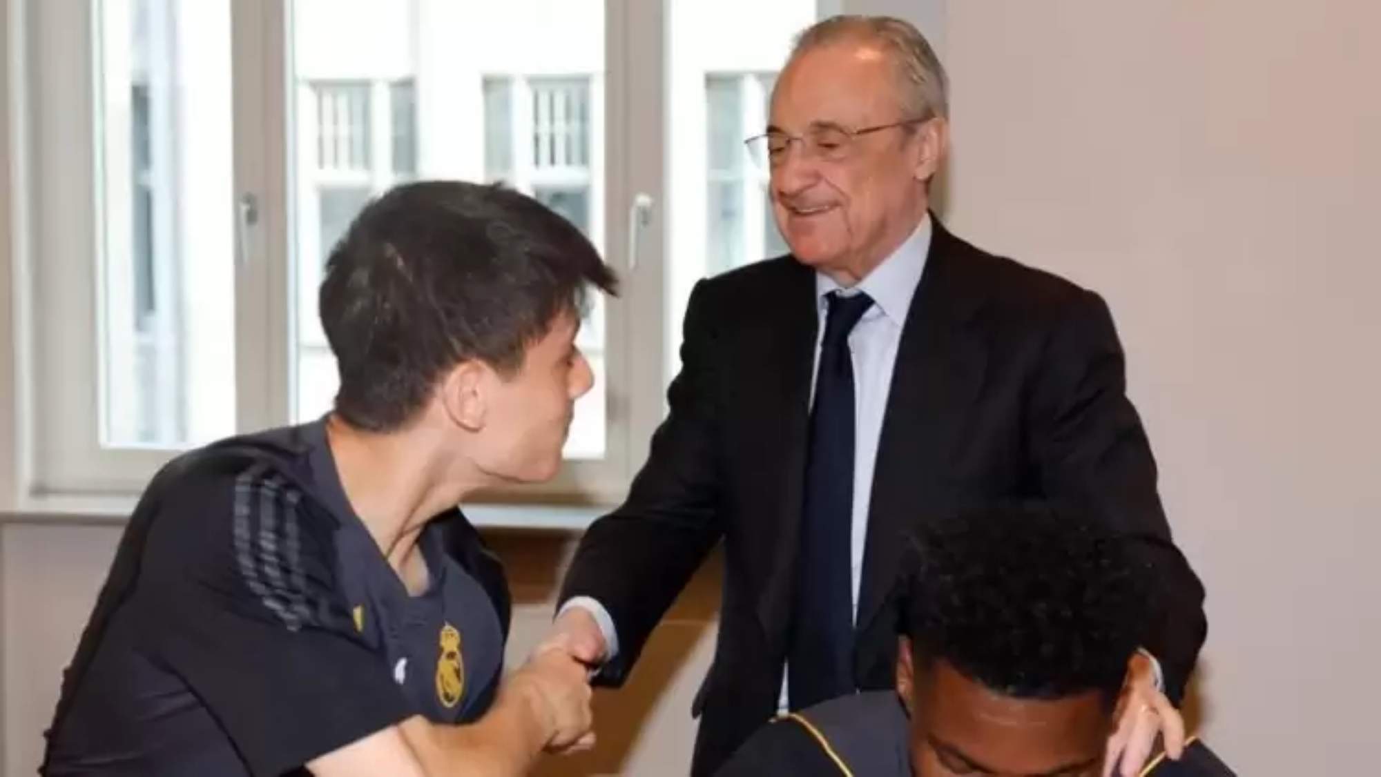 Florentino Pérez y Arda Güler, durante una concentración del equipo.