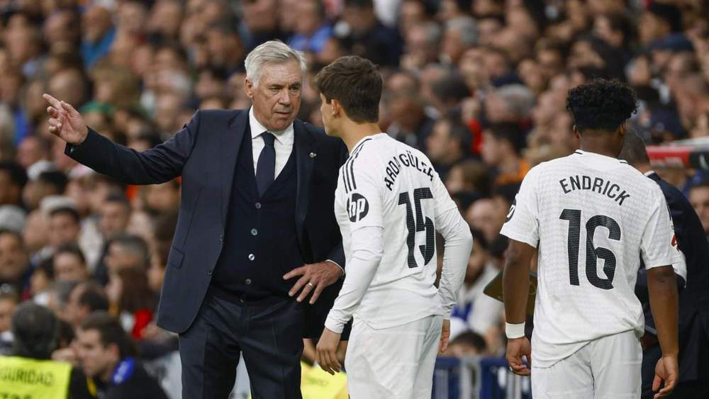 Carlo Ancelotti y Arda Güler, hablando durante un partido antes de que salga al campo el futbolista.