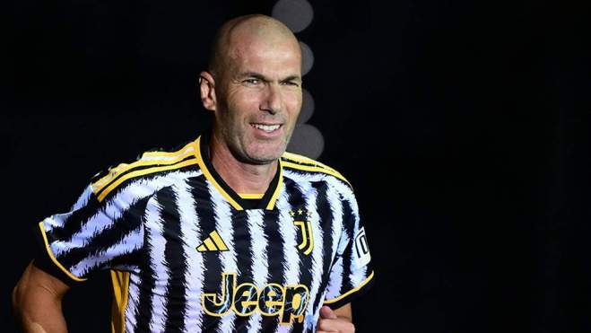 Zidane vestido de la Juventus en un partido de leyendas Zidane vestido de la Juventus en un partido de leyendas