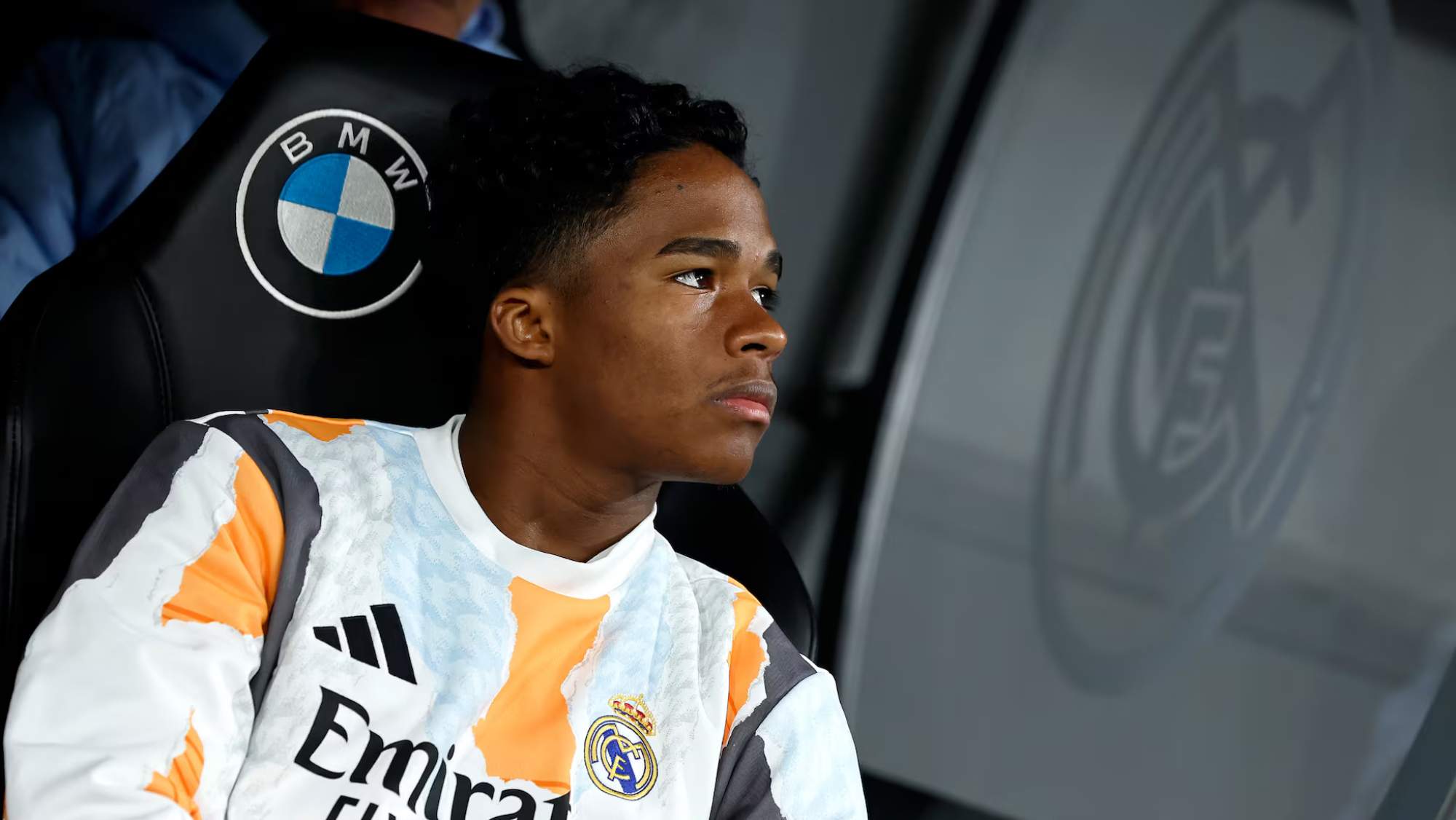 Endrick, en el banquillo del Santiago Bernabéu durante un partido de esta temporada.