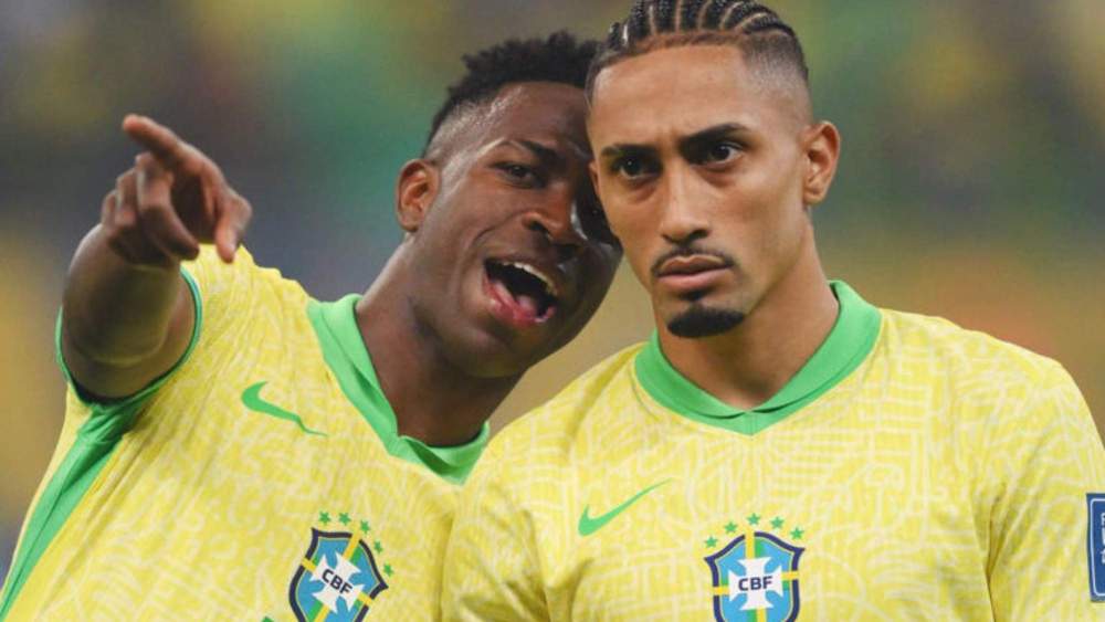 Vinicius Junior habla con Raphinha. Vinicius Junior habla con Raphinha.