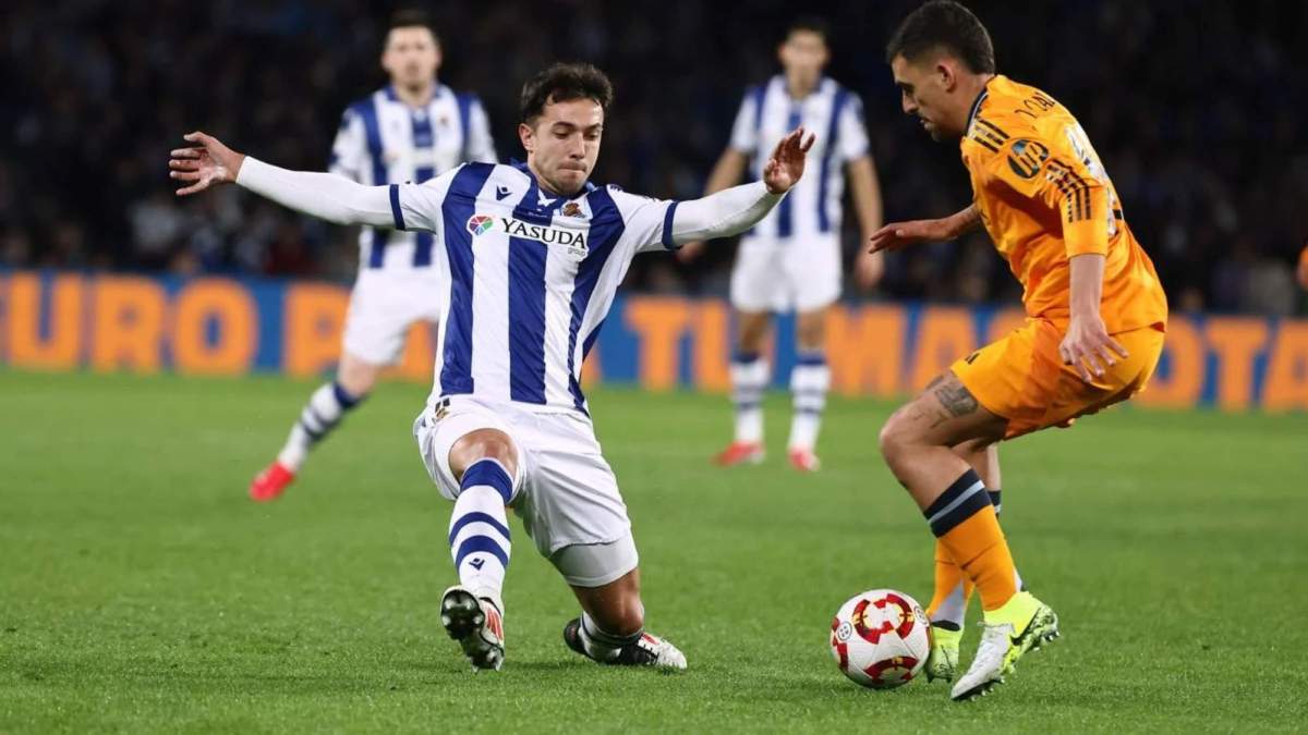 Martín Zubimendi, disputando un balón que tiene Dani Ceballos, en la ida de las semifinales de la Copa del Rey que se jugó en Anoeta (0-1).