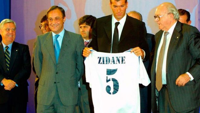 zidane posa con la camiseta del real madrid junto a florentino y di stefanorealmadridcf