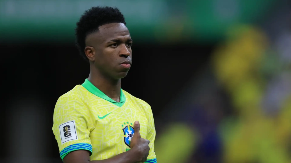 Vinicius durante el himno de Brasil Vinicius durante el himno de Brasil