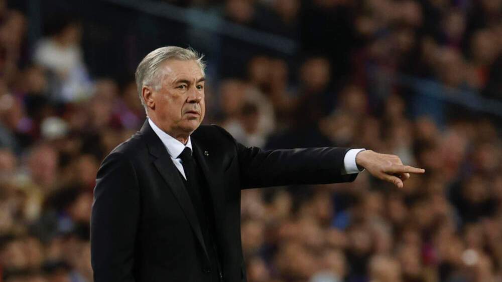 Carlo Ancelotti, dando instrucciones a sus jugadores durante un partido del Real Madrid. Carlo Ancelotti, dando instrucciones a sus jugadores durante un partido del Real Madrid.
