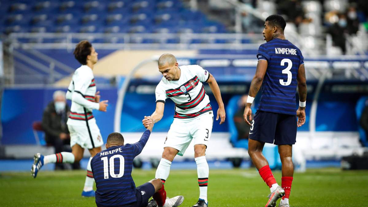 Pepe y Mbappé durante un partido entre Francia y Portugal.