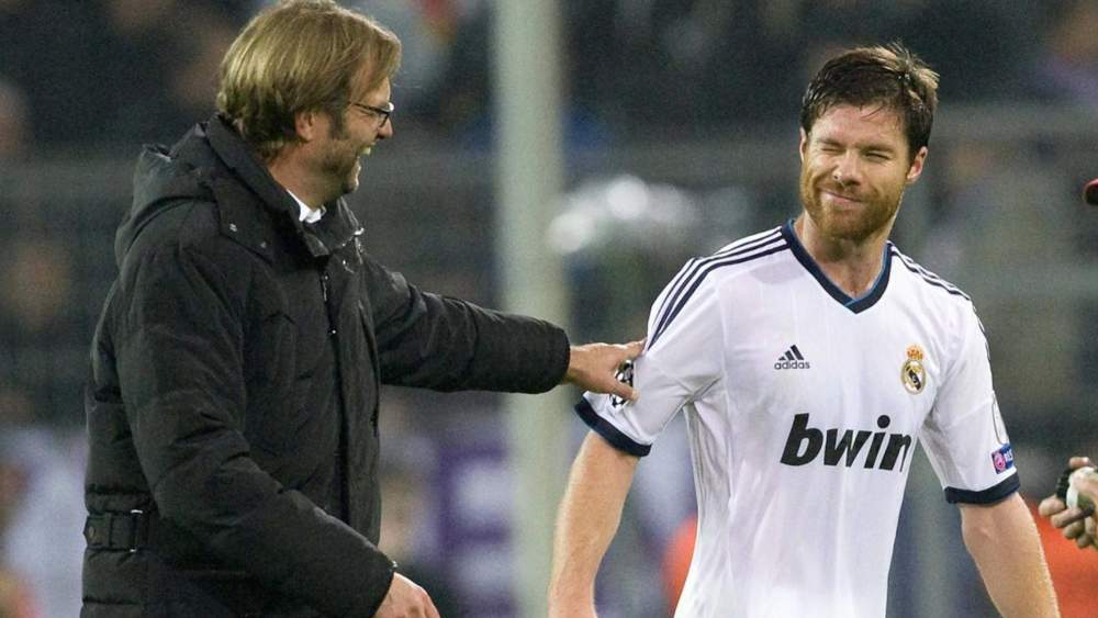 Jürgen Klopp y Xabi Alonso, cuando uno dirigía al Borussia Dortmund y el otro jugaba en el Real Madrid. Jürgen Klopp y Xabi Alonso, cuando uno dirigía al Borussia Dortmund y el otro jugaba en el Real Madrid.