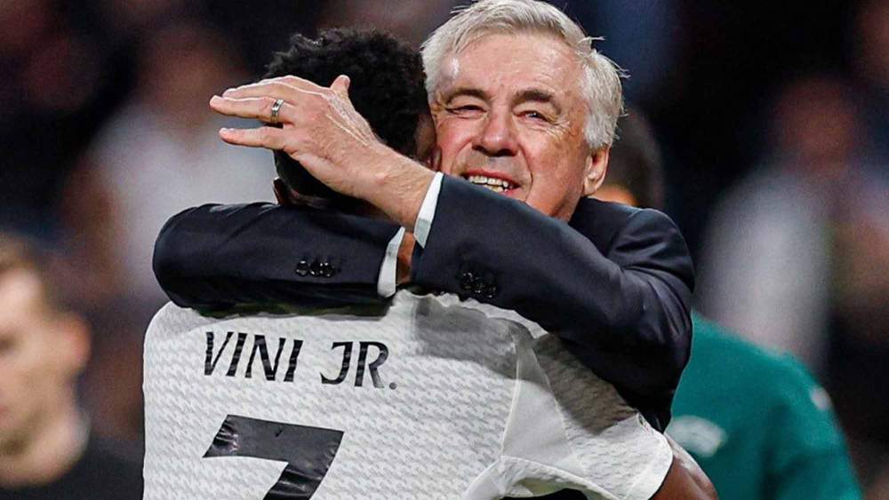Vinicius y Ancelotti abrazados
