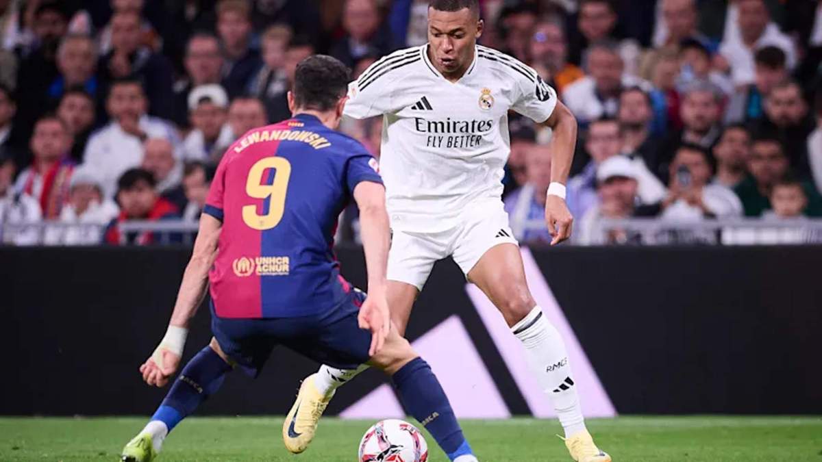 Kylian Mbappé regateando a Robert Lewandowski en uno de los Clásicos. Kylian Mbappé regateando a Robert Lewandowski en uno de los Clásicos.