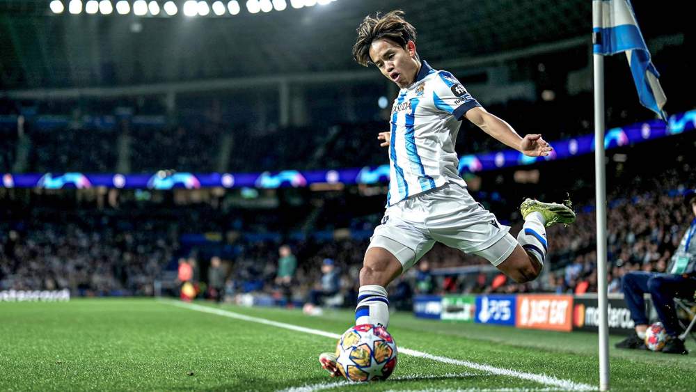 Takefusa Kubo sacando un saque de esquina