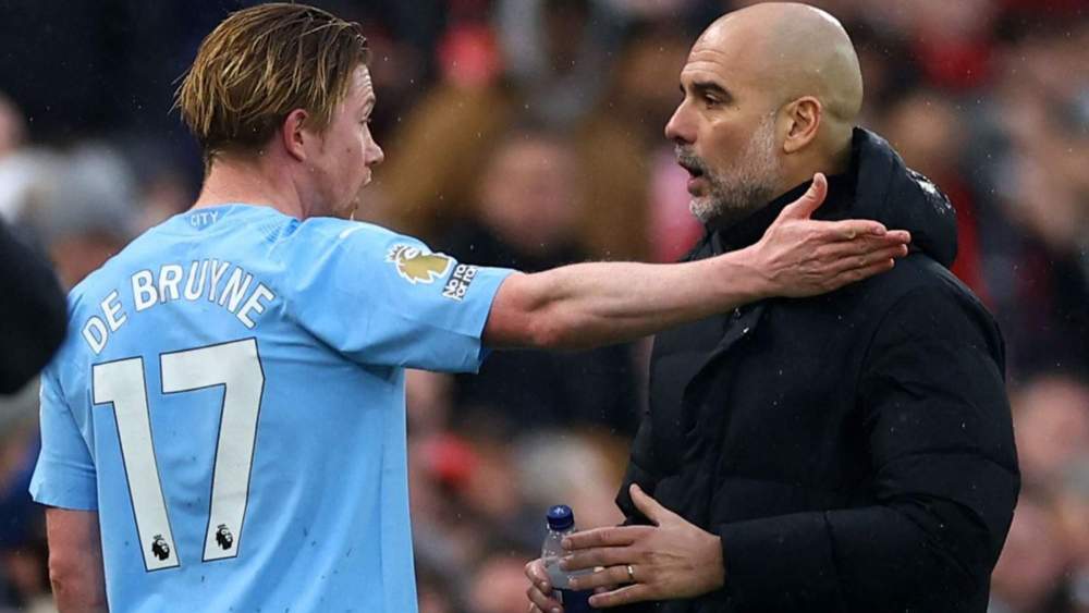 Kevin De Bruyne y Pep Guardiola, discutiendo en un partido de la temporada pasada.