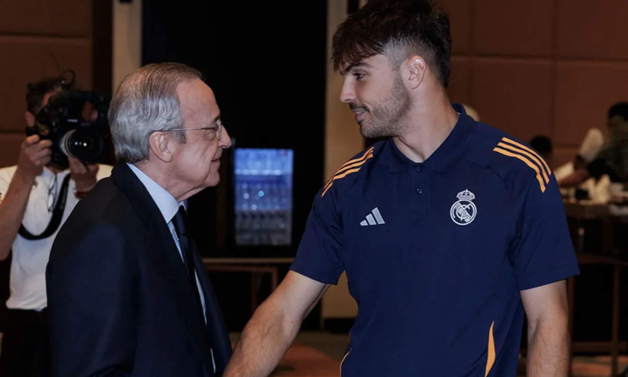 Florentino Pérez, con Raúl Asencio, durante una concentración del Real Madrid en esta temporada.