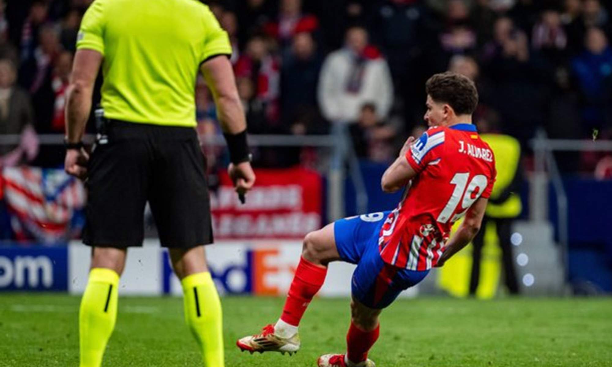 Julián Álvarez, al momento de escurrirse después de lanzar el penalti en el que dio dos veces al balón.