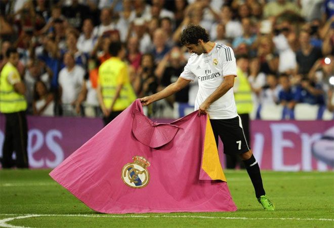 Raúl torea con el capote Raúl torea con el capote