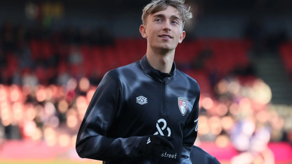 Dean Huijsen en calentamiento con el Bournemouth Dean Huijsen en calentamiento con el Bournemouth
