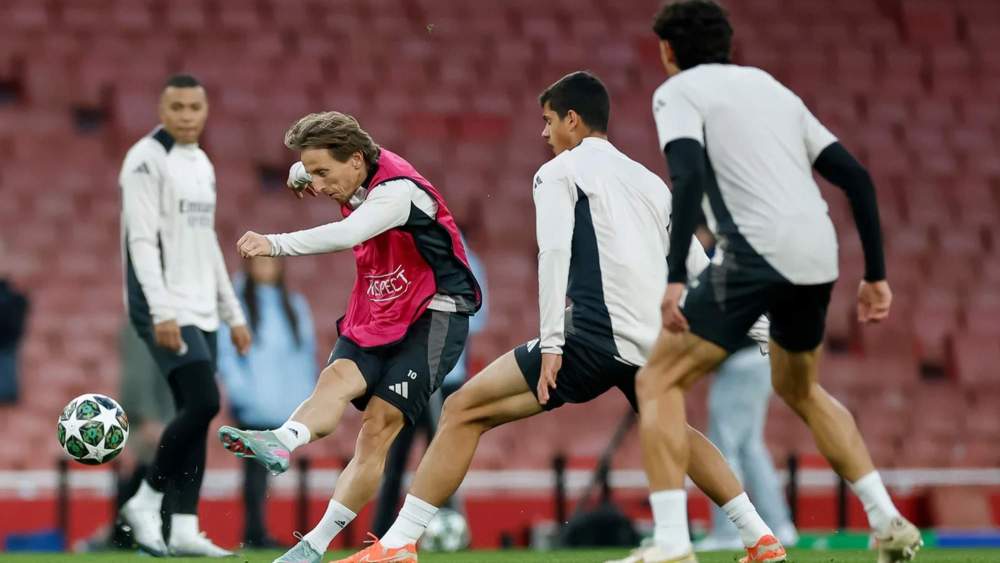 El Real Madrid se entrenó en el Emirates este lunes en la previa al partido de esta noche con el Arsenal.