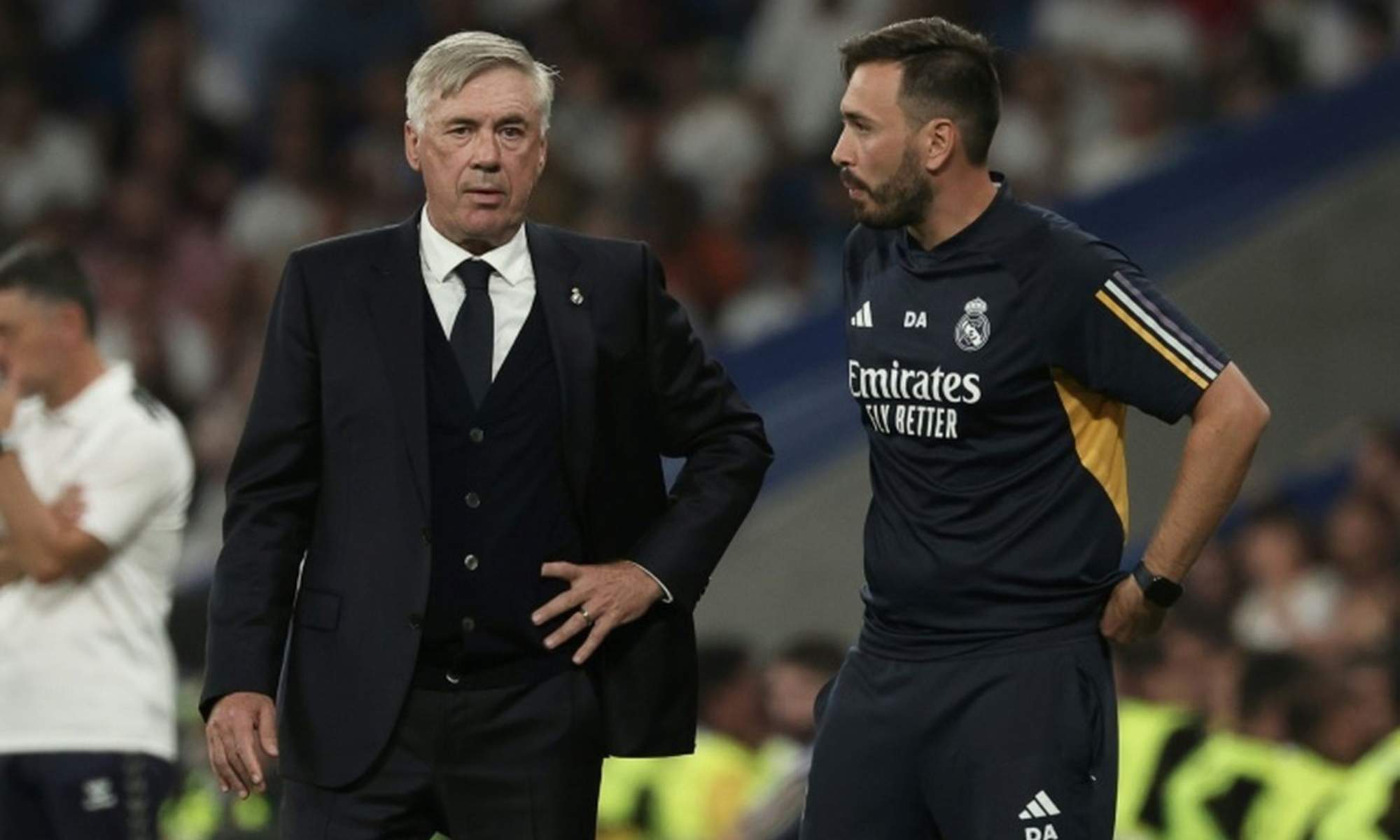 Carlo Ancelotti y su asistente, Davide, convesan durante un partido del Madrid.