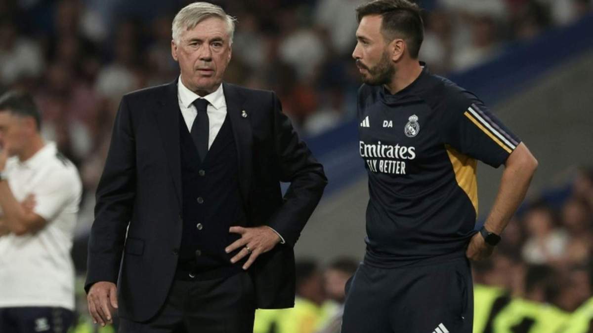 Carlo Ancelotti y su asistente, Davide, convesan durante un partido del Madrid. Carlo Ancelotti y su asistente, Davide, convesan durante un partido del Madrid.