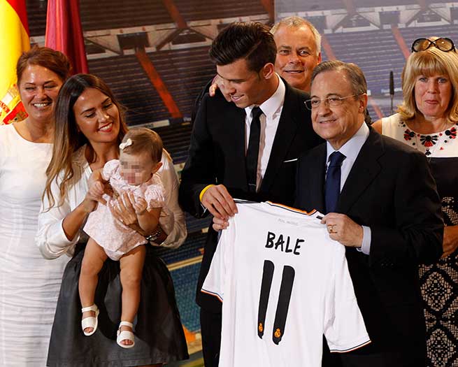 Gareth Bale y su familia en su presentación con el Real Madrid
