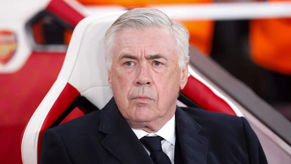 Carlo Ancelotti en el banquillo del Emirates Stadium. Carlo Ancelotti en el banquillo del Emirates Stadium.