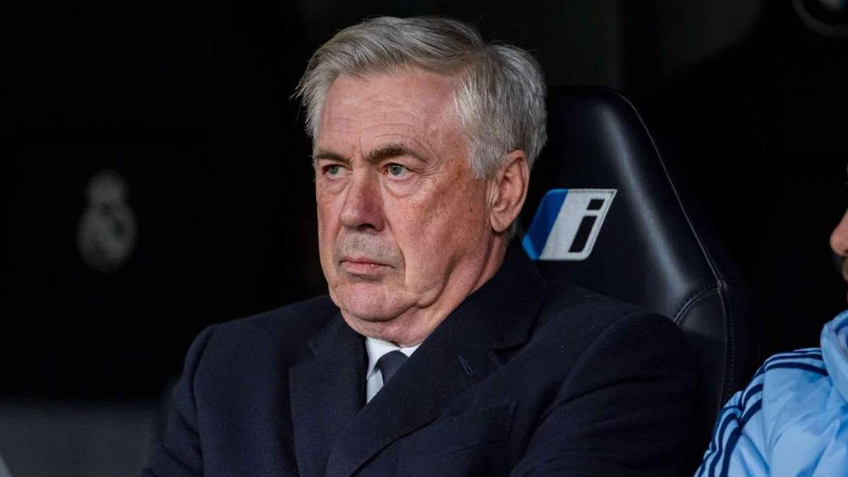Carlo Ancelotti serio en el banquillo Carlo Ancelotti serio en el banquillo