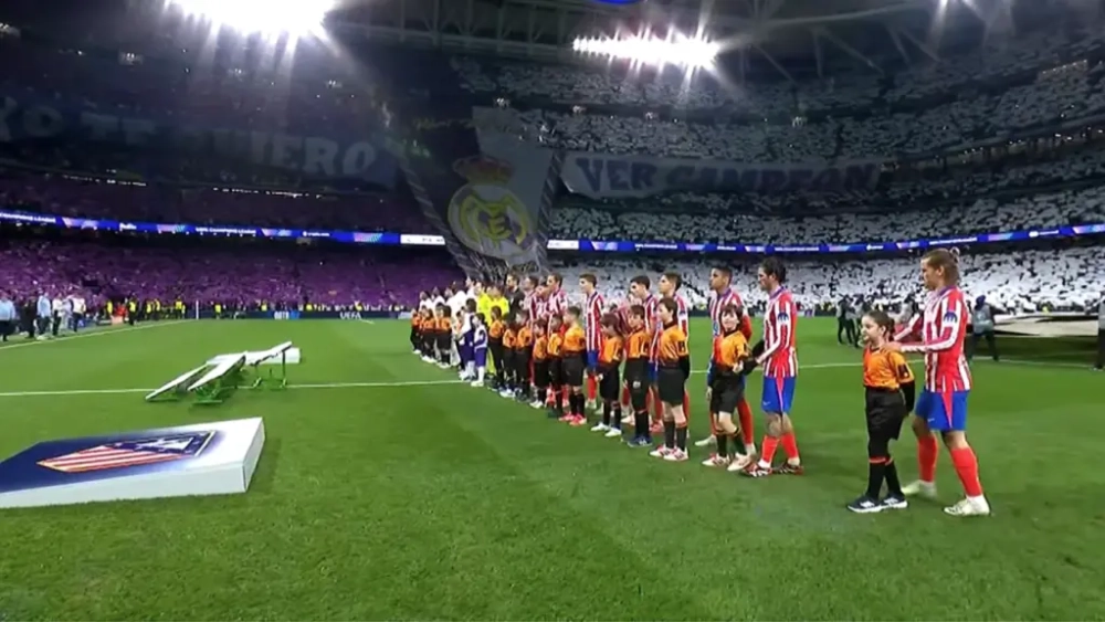 Tifo del Bernabéu en el último derbi de Champions