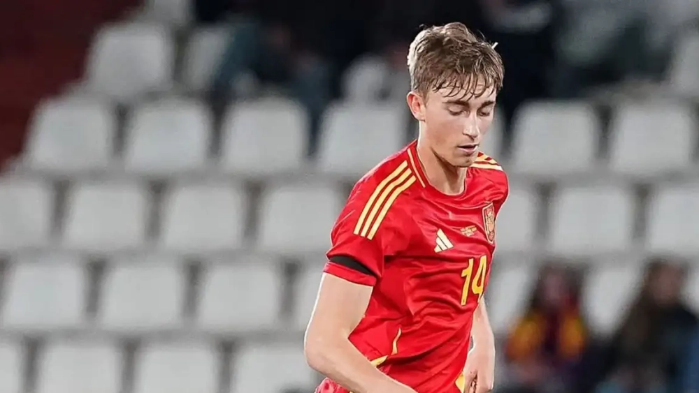 Dean Huijsen durante un partido con la selección española Dean Huijsen durante un partido con la selección española