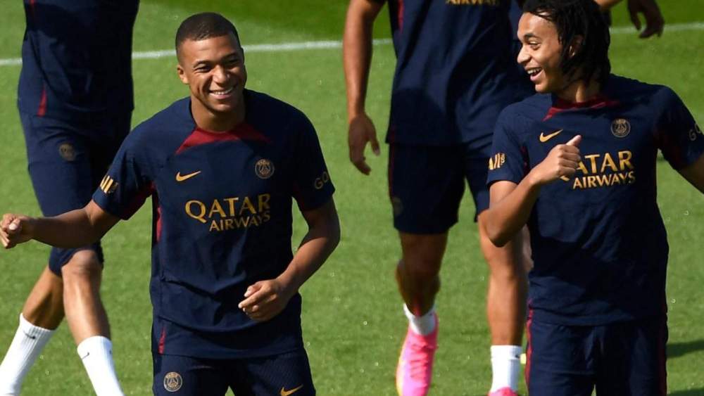 Kylian y Ethan Mbappé, en un entrenamiento con el PSG. Kylian y Ethan Mbappé, en un entrenamiento con el PSG.