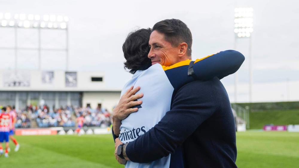 Raúl González y Fernando Torres se saludan en el derbi entre el Castilla y el Atlético B de este sábado. Raúl González y Fernando Torres se saludan en el derbi entre el Castilla y el Atlético B de este sábado.