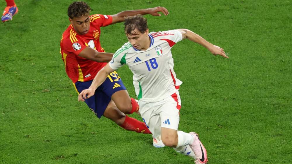 Nicolo Barella y Lamine Yamal, en un duelo por un balón durante el Italia-España de la pasada Eurocopa. Nicolo Barella y Lamine Yamal, en un duelo por un balón durante el Italia-España de la pasada Eurocopa.