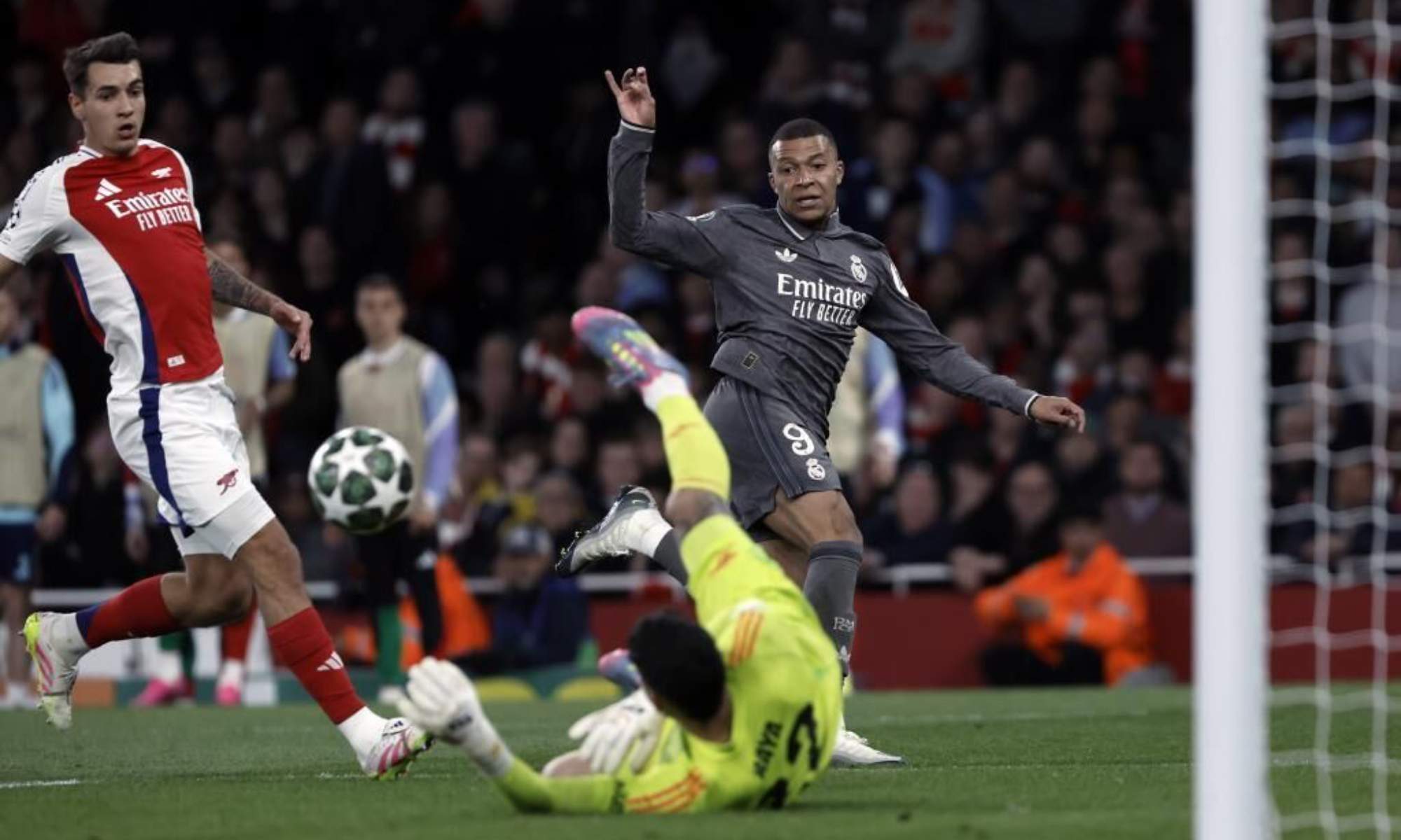 Kylian Mbappé desperdicia una ocasión en el partido de este martes contra el Arsenal en el Emirates.