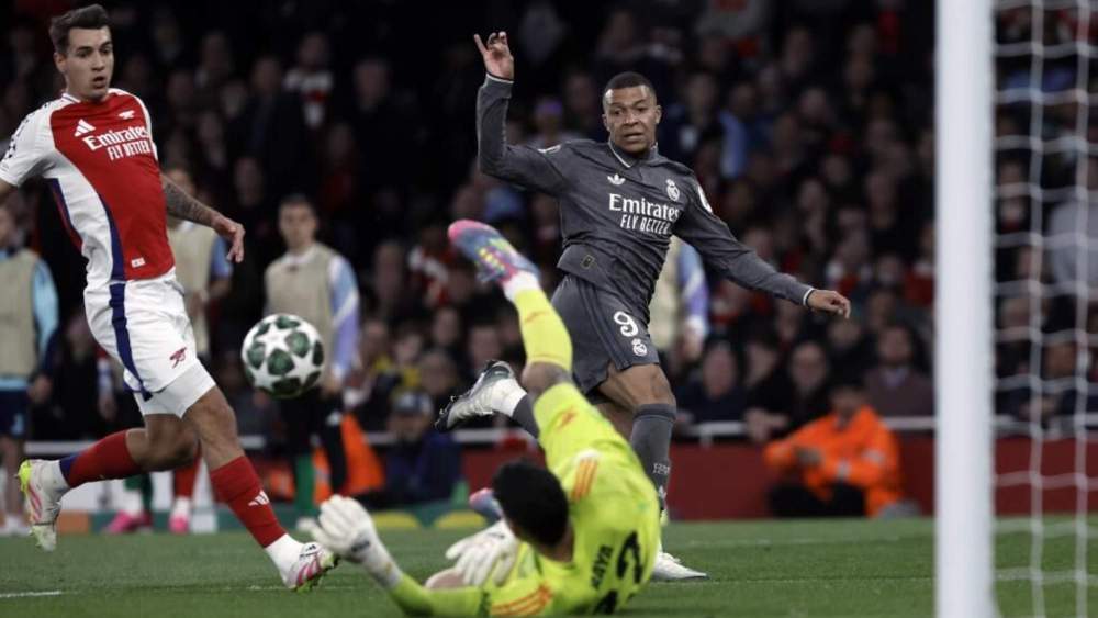 Kylian Mbappé desperdicia una ocasión en el partido de este martes contra el Arsenal en el Emirates.