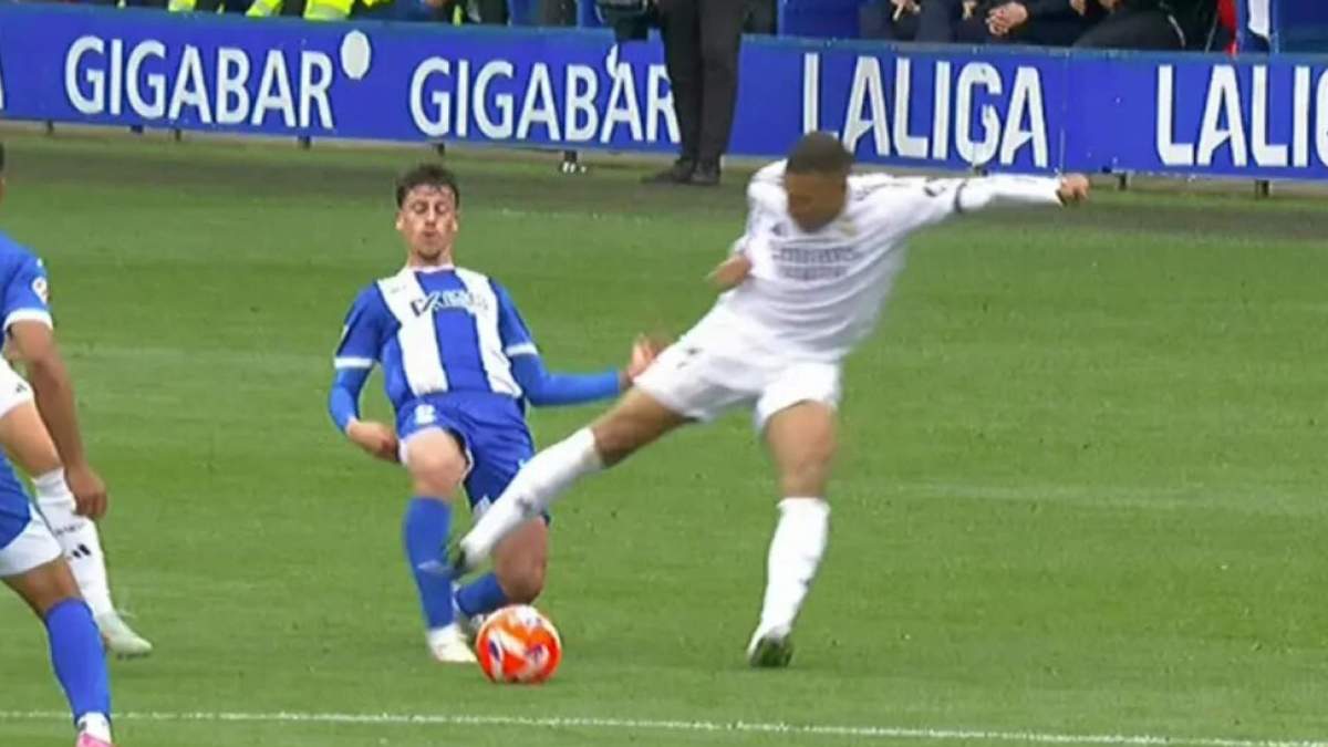 La entrada de Mbappé sobre Antonio Blanco La entrada de Mbappé sobre Antonio Blanco