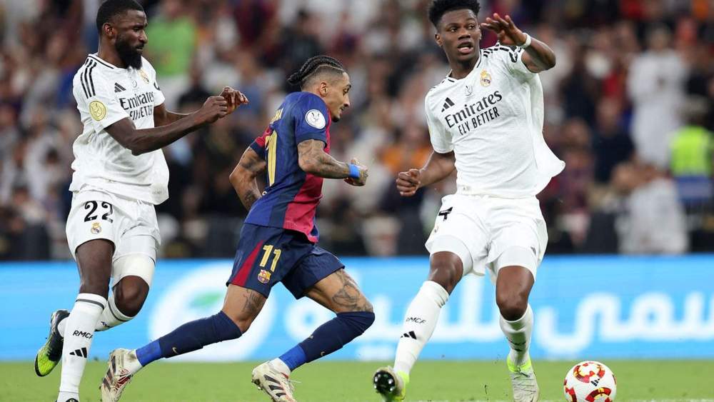 Jugadores del Real Madrid y el Barcelona durante un Clásico de esta temporada. Jugadores del Real Madrid y el Barcelona durante un Clásico de esta temporada.