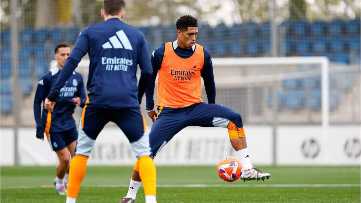 Jude Bellingham, junto a Lucas Vázquez y Fede Valverde, en el entrenamiento de este viernes con el Real Madrid.