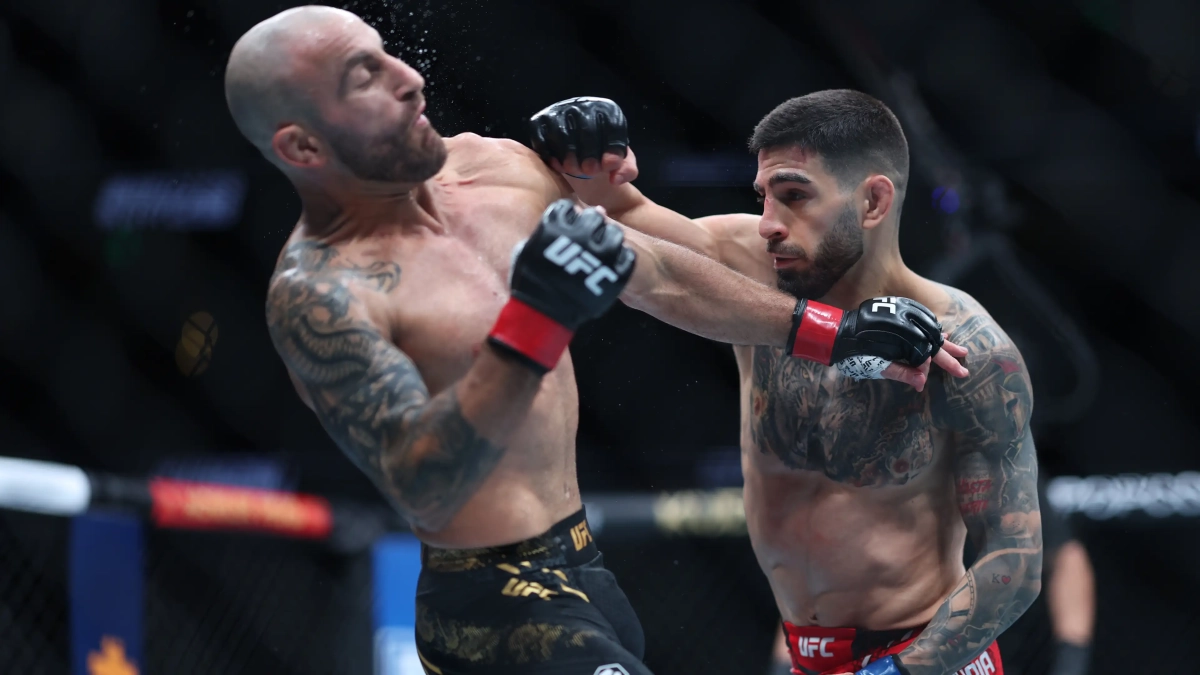 Ilia Topuria en su pelea contra Alexander Volkanovski.