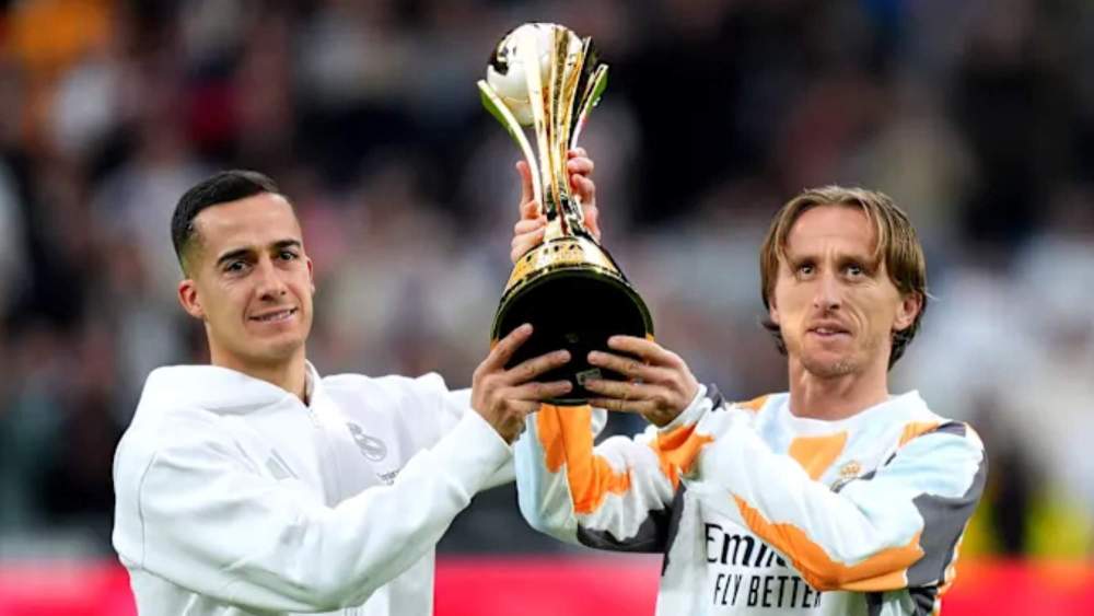Lucas Vázquez y Luka Modric, ofreciendo la Copa Intercontinental el pasado mes de enero en el Santiago Bernabéu. Lucas Vázquez y Luka Modric, ofreciendo la Copa Intercontinental el pasado mes de enero en el Santiago Bernabéu.