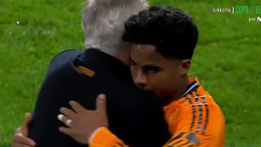 Abrazo de Ancelotti y Endrick Abrazo de Ancelotti y Endrick