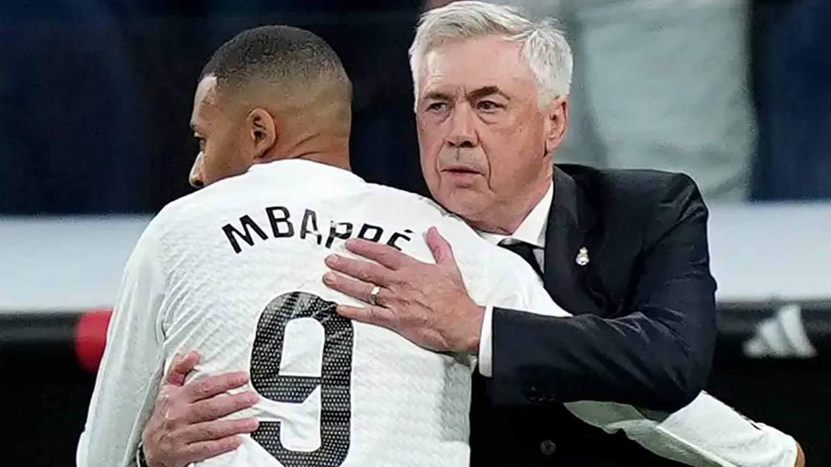 Ancelotti y Mbappé abrazados Ancelotti y Mbappé abrazados