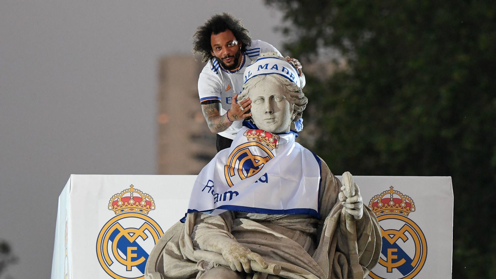 Marcelo viste a la Diosa Cibeles con los colores del Real Madrid tras ganar la Champions