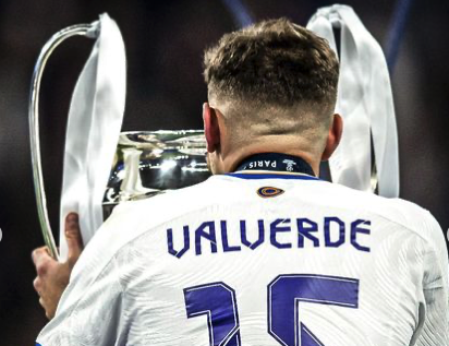 Fede Valverde levanta la Copa de Europa lograda en Paris