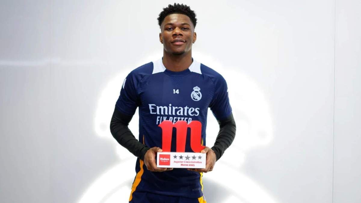 Tchouaméni con el premio Cinco Estrellas Mahou de marzo