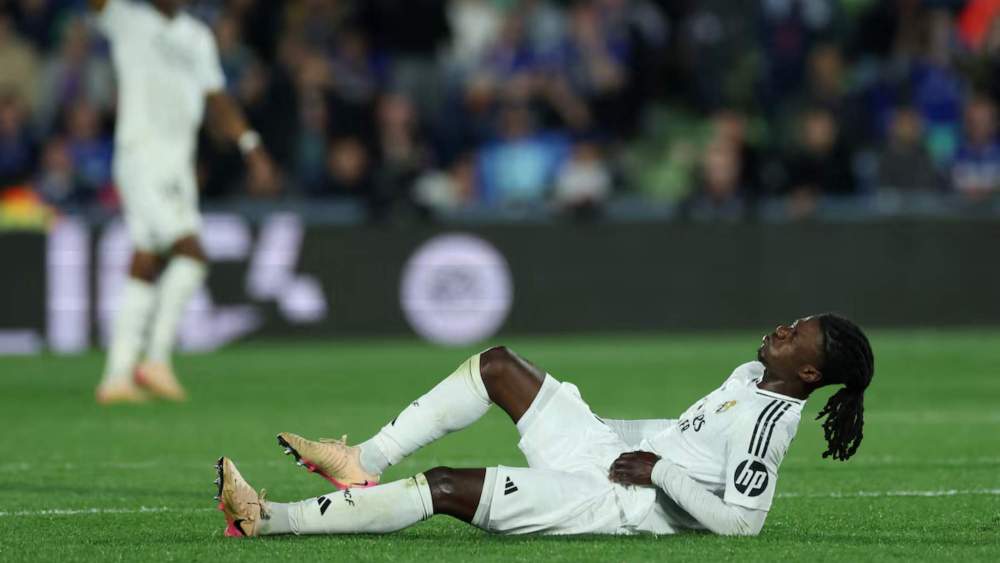 Eduardo Camavinga, sobre el césped del Coliseum, se duele después de su lesión en el partido contra el Getafe de este miércoles. Eduardo Camavinga, sobre el césped del Coliseum, se duele después de su lesión en el partido contra el Getafe de este miércoles.