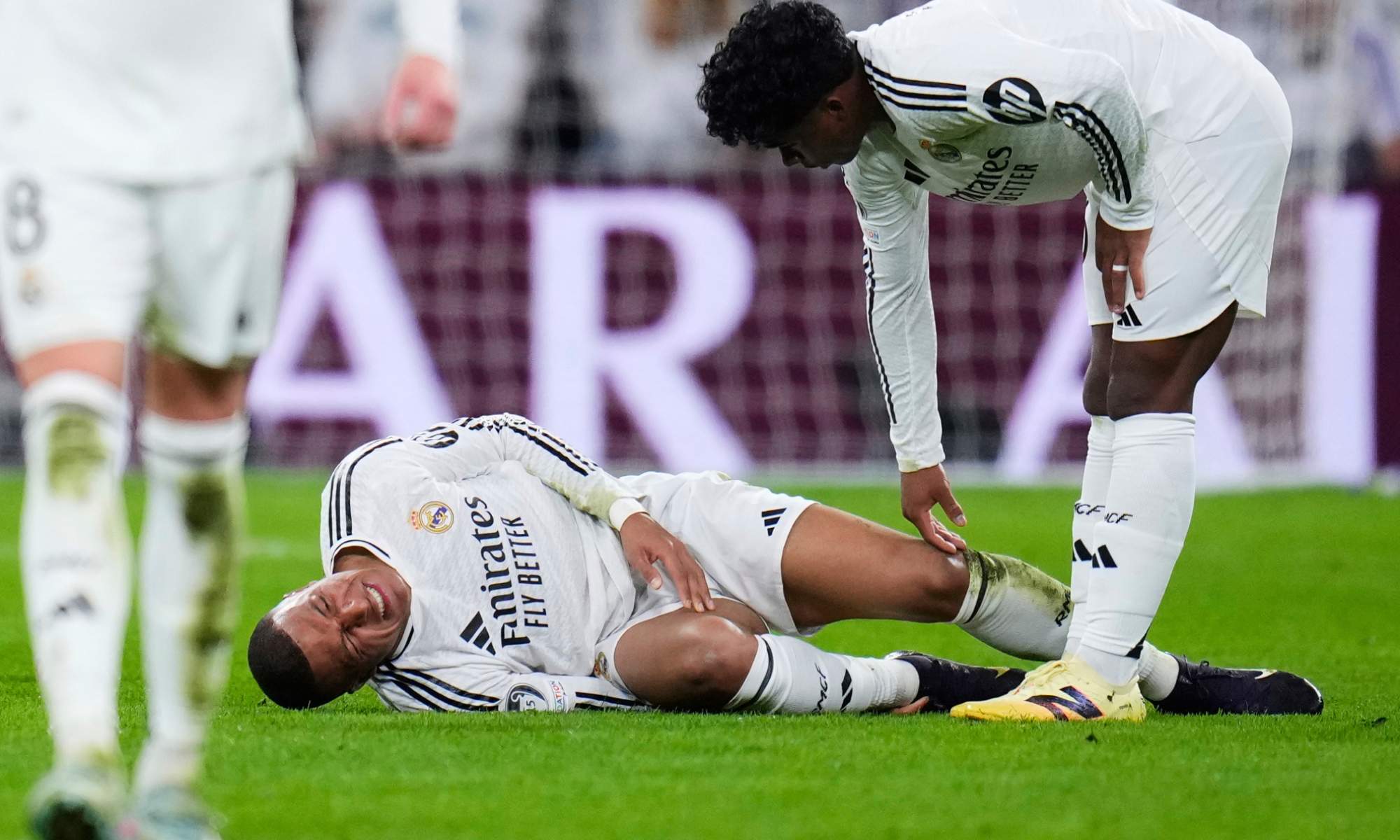 Kylian Mbappé se lesionó la semana pasada y su esguince podría no haberse superado por completo, por lo que es duda para el partido de esta noche con el Barcelona. Kylian Mbappé se lesionó la semana pasada y su esguince podría no haberse superado por completo, por lo que es duda para el partido de esta noche con el Barcelona.