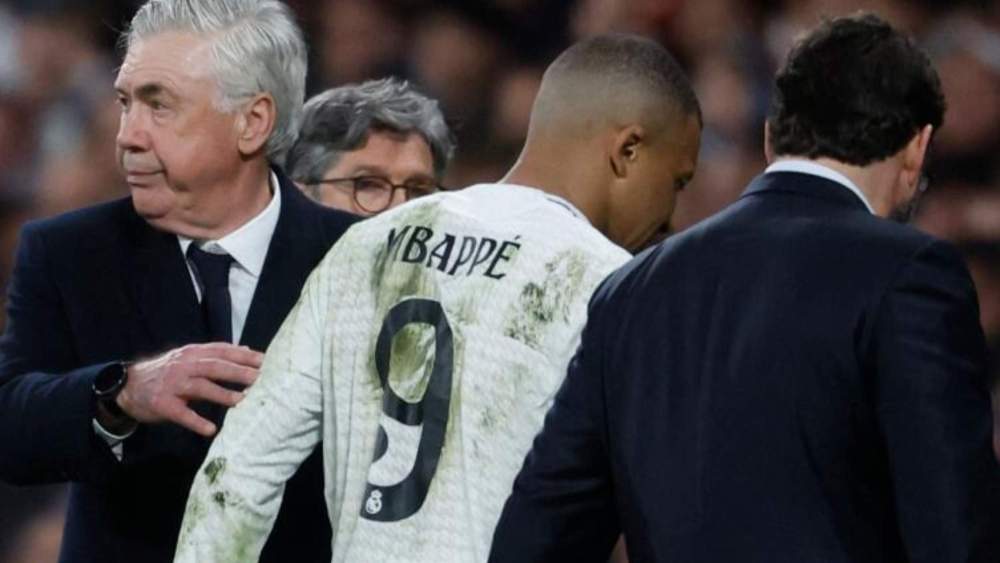 Carlo Ancelotti, junto a Kylian Mbappé, cuando el jugador fue sustituido la semana pasada contra el Arsenal luego de su lesión.