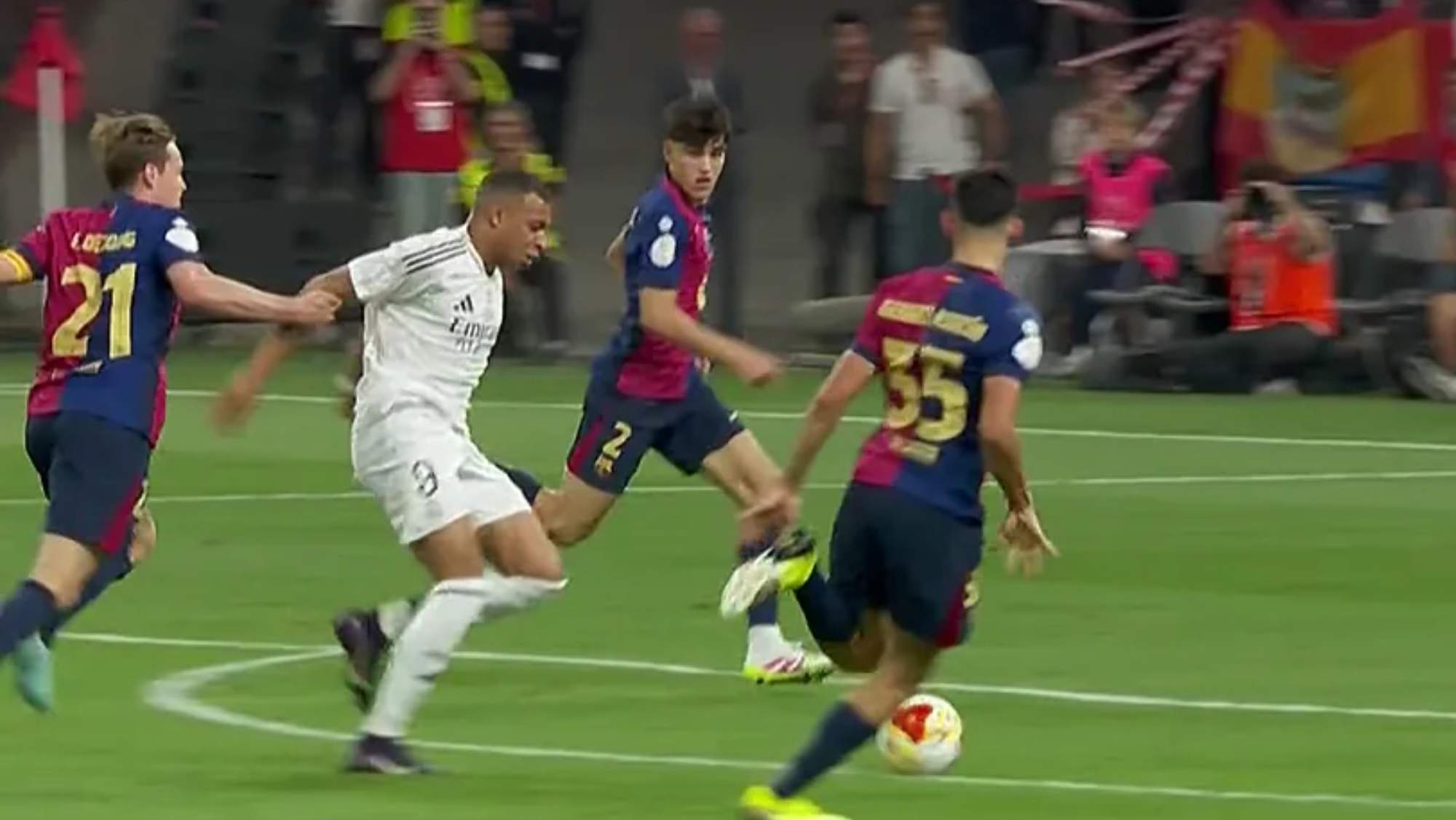 La grada madridista de La Cartuja estalla, roja perdonada a De Jong: "Corrupción..." La grada madridista de La Cartuja estalla, roja perdonada a De Jong: "Corrupción..."