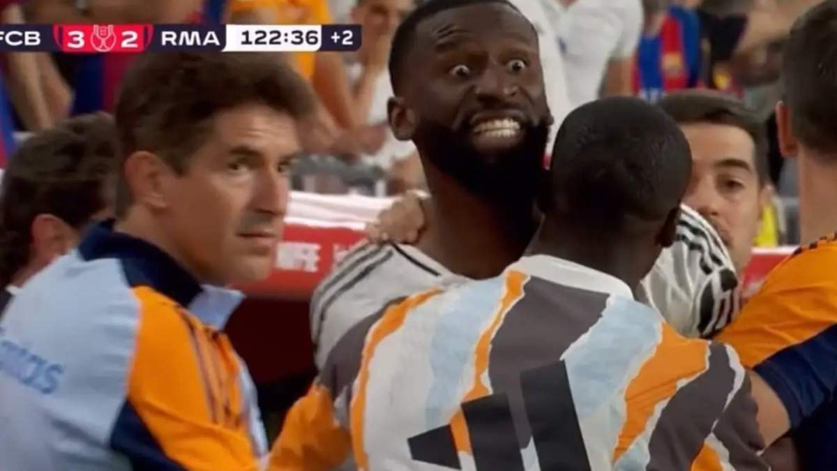 Rüdiger sujetado en la final de Copa