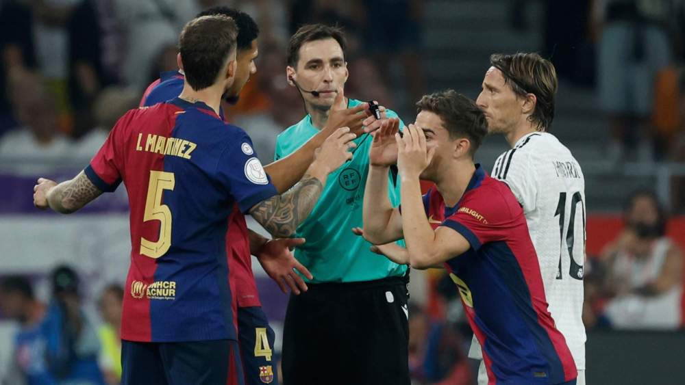De Burgos Bengoetxea, en la final de la Copa, hablando con jugadores del Barça.