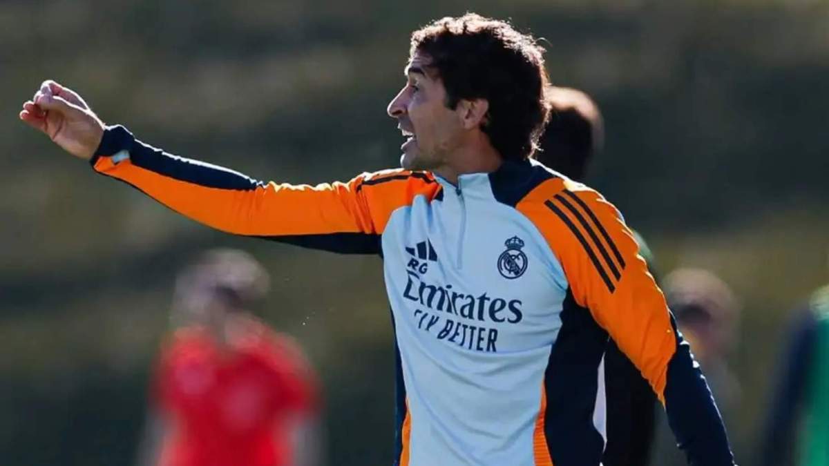 Raúl González, dirigiendo al Castilla durante un partido de esta temporada. Raúl González, dirigiendo al Castilla durante un partido de esta temporada.